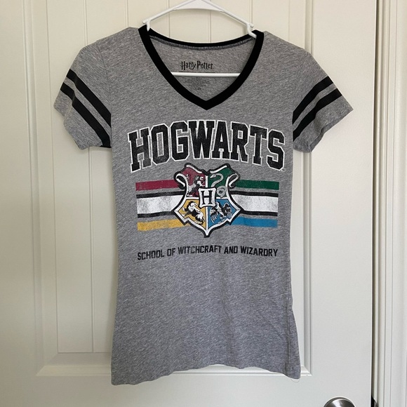 Harry Potter women’s Hogwarts v-neck graphic tshirt — small - Picture 1 of 4